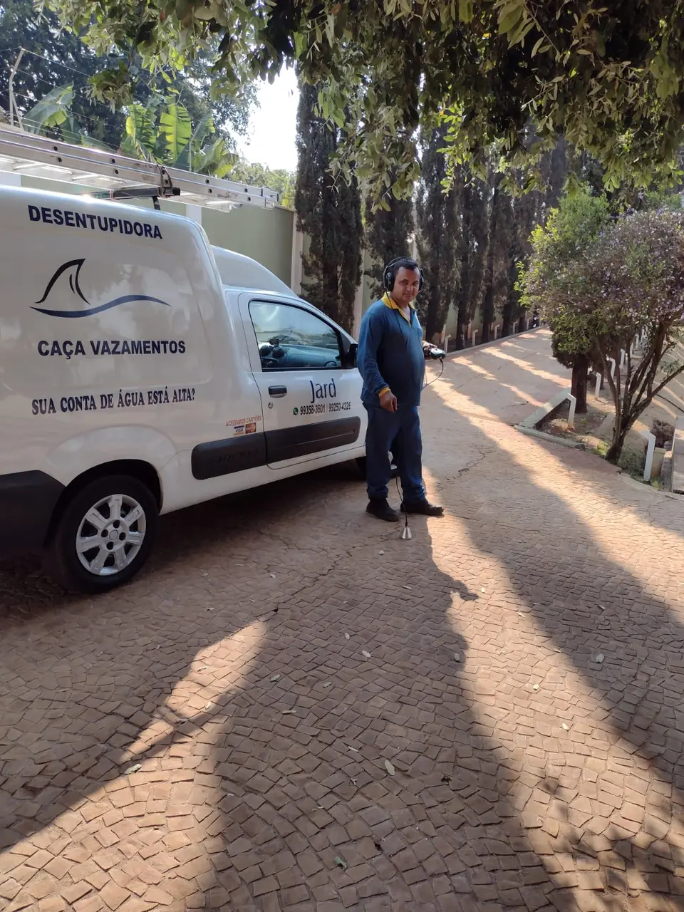 Ednaldo da Caça Vazamentos com a van da empresa, atendimento de caça vazamentos em Ribeirão Preto