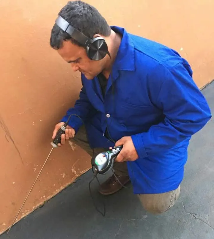 Ednaldo usando geofone profissional para localizar vazamento em parede, geofonagem em Ribeirão Preto